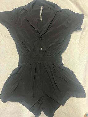 Vuori Villa Romper Black short sleeve in size small